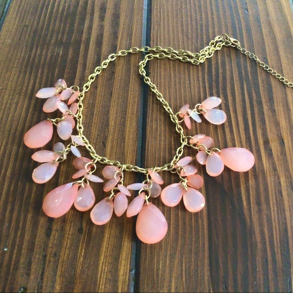 Gold tone necklace with very pretty acrylic peach teardrop beads. Unbranded - Picture 2 of 6